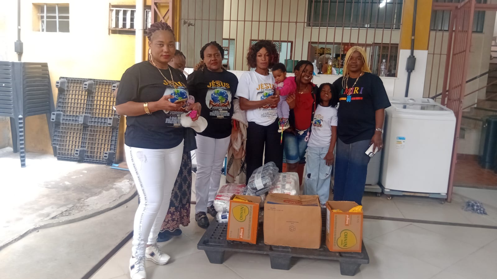 Team in Jesus é a Palavra shirts with donated food boxes and supplies